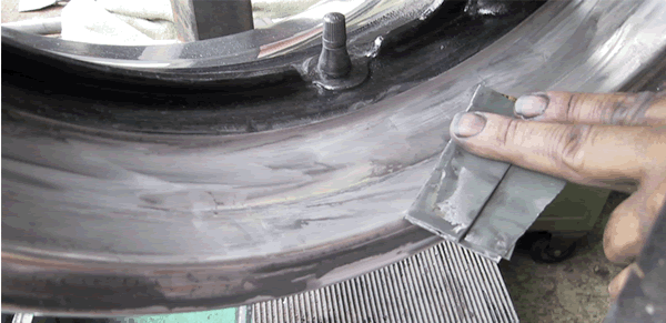 Die Alu Felge wird nass geschliffen.