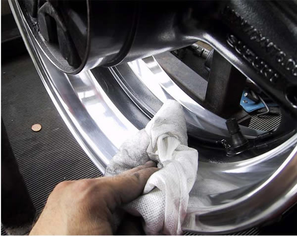 Mit der Hand werden die feinen Polierarbeiten durchgef&uuml;hrt.