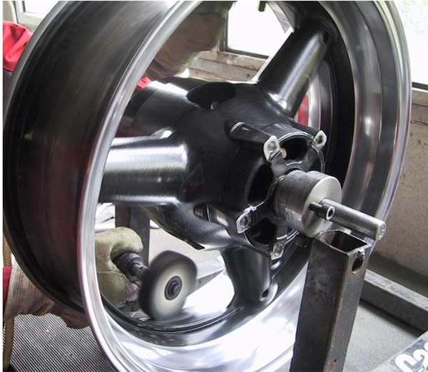 Sorgf&auml;ltig eingespannt werden weitere Verletzungen an der Alu Felge verhindert.