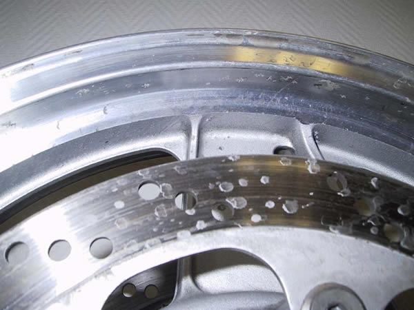 Teuere Alu-Felgen ben&ouml;tigen dauerhafte und intensive Pflege, damit sie nicht schnell so besch&auml;digt sind, wie auf diesem Bild deutlich zu erkennen.