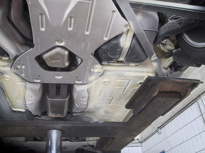 Die Anf&auml;nge. Sorgf&auml;ltig wird das Korrossionsschutzfett auf alle blanken Teile aufgetragen.