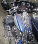 Vorher. Das Motorrad ist stark verschmutzt. Die Aluverkleidung hat ihren Glanz verloren. Sie ist stumpf und spr&ouml;de.