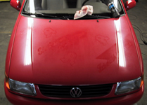 Rote Lacke sind extrem anf&auml;llig in Sachen auskreiden. Die Unterschiede an den Stellen, an denen die Motorhaube beklebt war sind leider deutlich zu erkennen. 